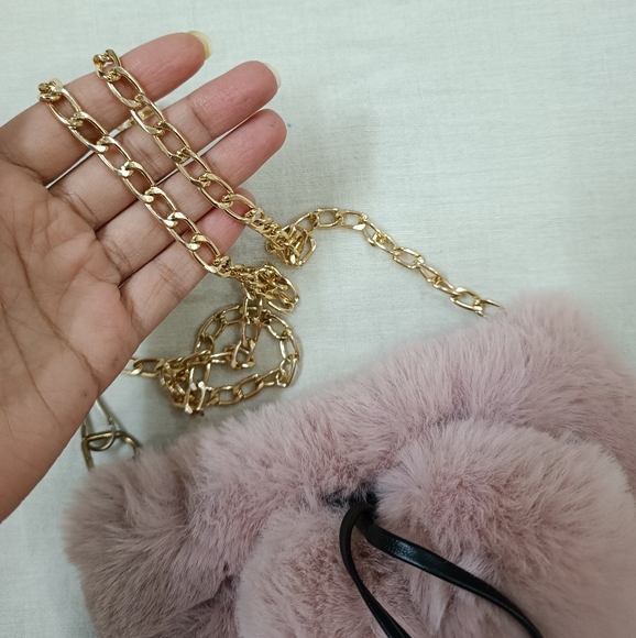 Sold🚫Fur sling bag for girls - Picture 3 of 5